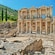Las ruinas de la Biblioteca de Celso revelan un edificio con escaleras, columnas y estatuas